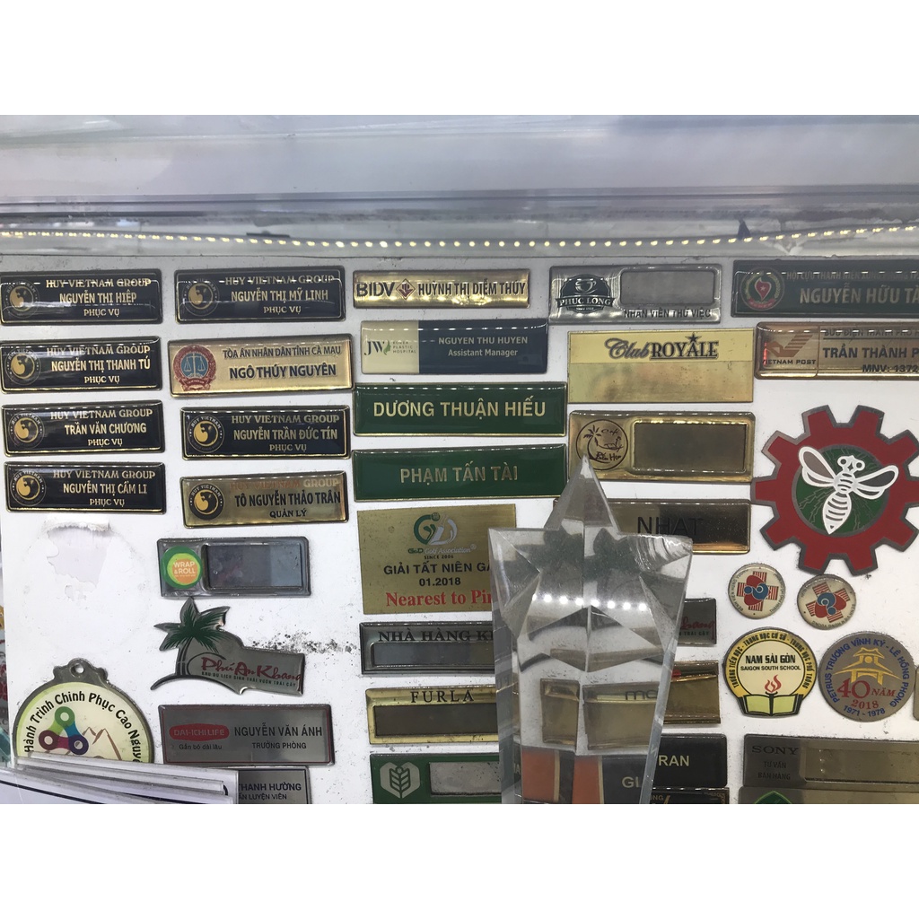 Bảng tên nhân viên