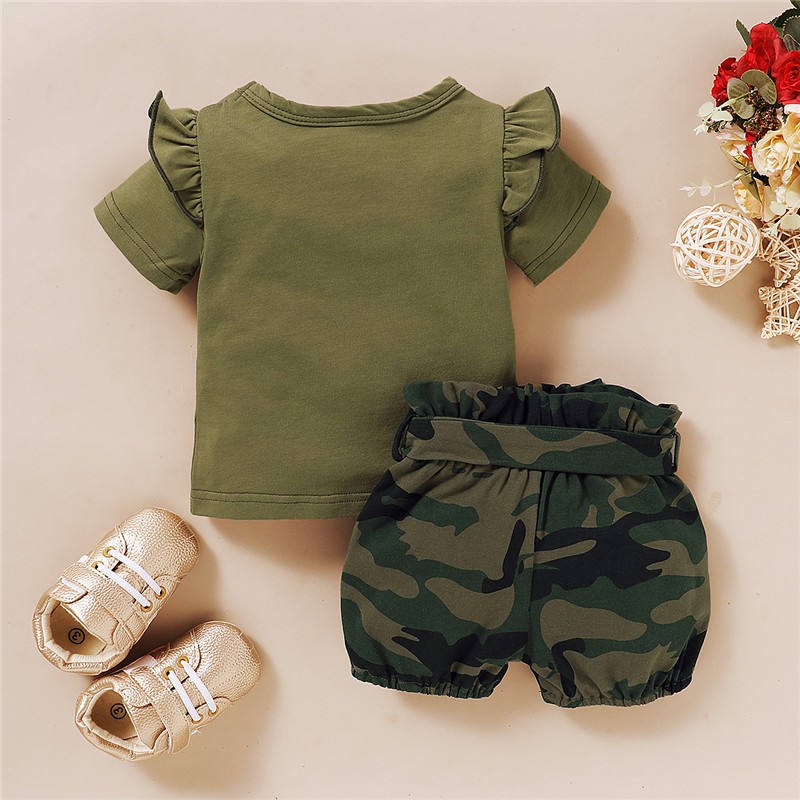 Set trang phục Mikrdoo gồm áo thun ngắn tay in chữ + quần ngắn họa tiết camo cho bé gái