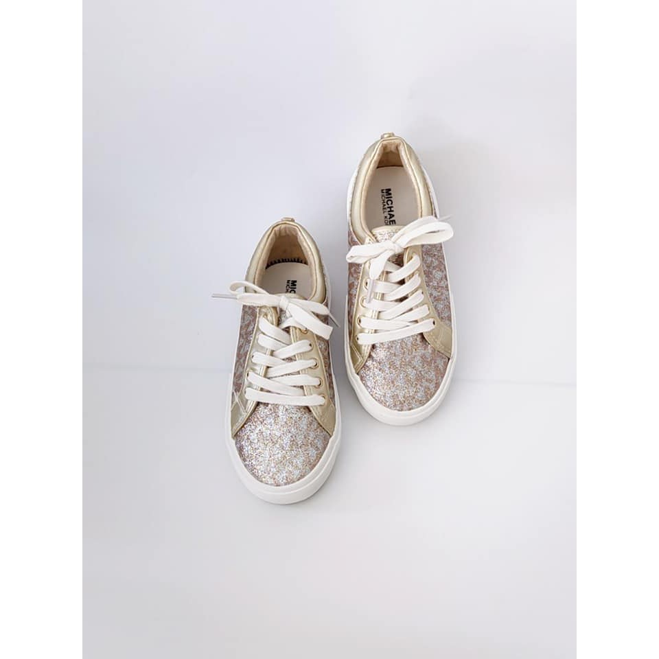 Giày xuất cho bé