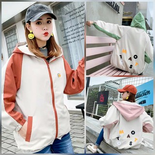 Áo khoác dù nữ phối tay in chữ cái sau lưng