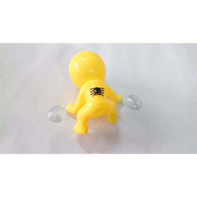 Nhện nhựa bám đuôi xe