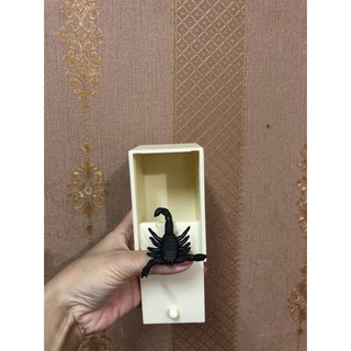 Hộp đồ chơi hình con Bọ cạp
