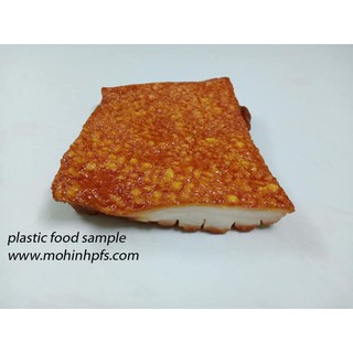 Mô hình heo quay bằng nhựa trưng bày