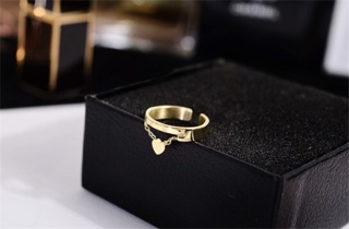 Nhẫn titan ko đEn cách điệu trái tim NT021