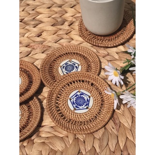 01 Lót ly làm từ mây kết hợp sứ hoa văn truyền thống cổ điển Việt Nam sang trọng đường kính 10 cm hoa văn tỉ mỉ