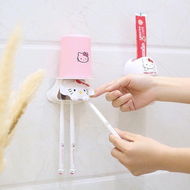 Giá treo bàn chải kèm ly và dụng cụ lấy kem tự động Hello Kitty