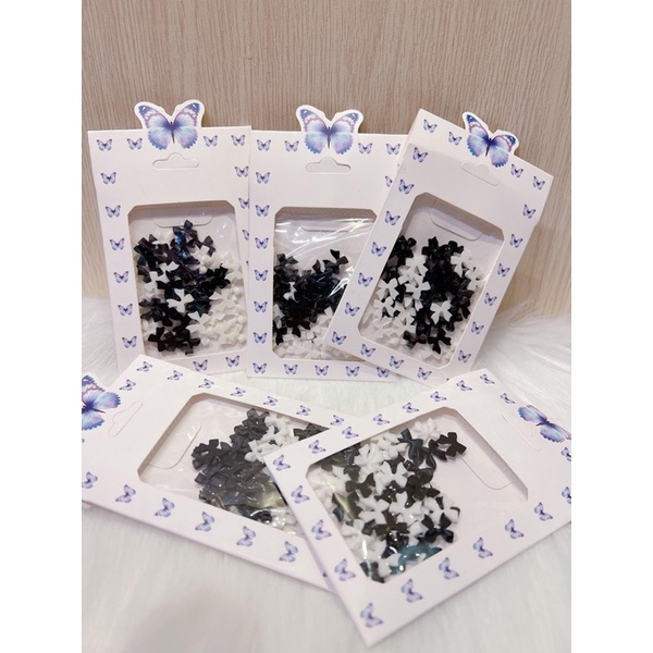 Charm nơ trắng đen đính móng mẫu 1