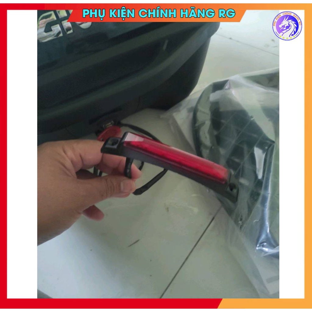 Đèn led stop gắn đế thùng Givi SLMP60NS an toàn khi lái xe vào ban đêm