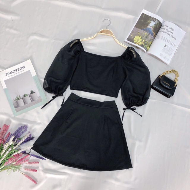 Sét áo croptop tay phồng kèm chân váy ngắn có quần trong | BigBuy360 - bigbuy360.vn