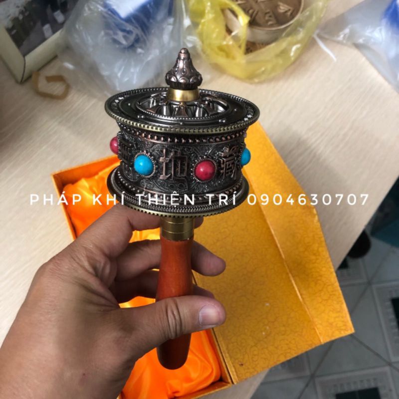Kinh luân cầm tay xoay , có cán ,loại đẹp.Thân bằng đồng được đánh bóng vỏ ngoài có khắc chữ phạn, lõi có biến chú
