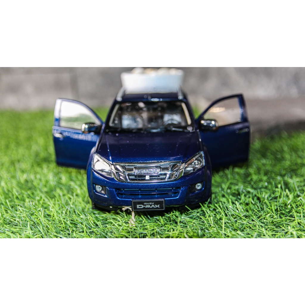 Mô hình xe Isuzu D-Max 4x4 1:18 Dealer