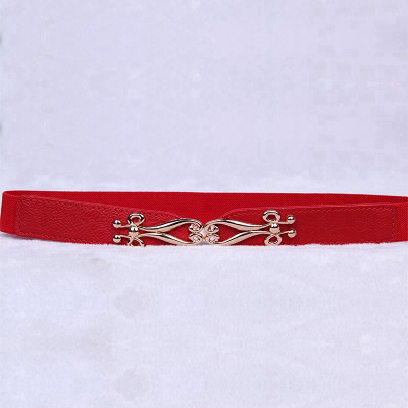 Thắt lưng chất liệu da phối với đầm thời trang cho nữ