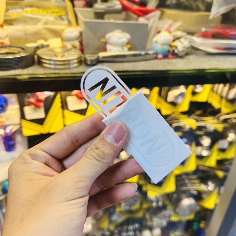Tem sticker Nitron loại viền trong chữ trắng in trên chất liệu in uv cao cấp và chống thấm nước