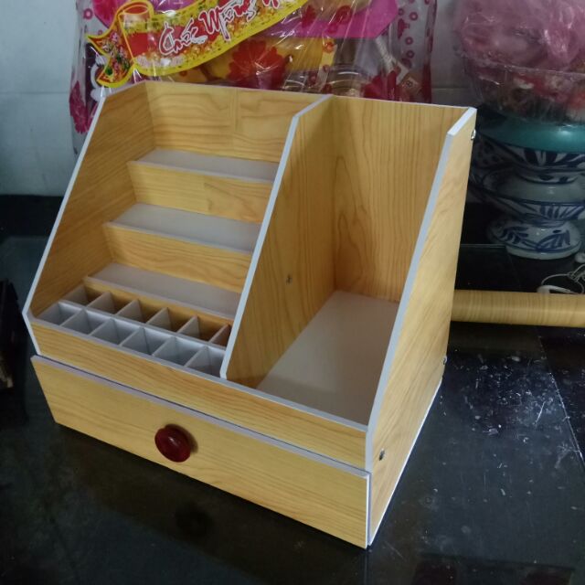 Tủ đựng mỹ phẩm màu gỗ dạng dốc trưng bày