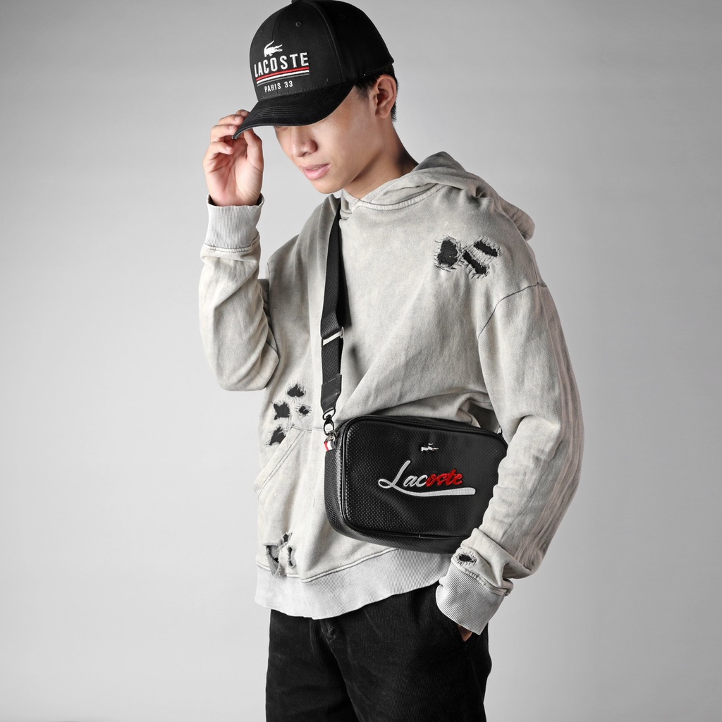 Túi chéo Lacoste Signature- chất liệu si hạt chống gãy, chống trầy, chống nước - form túi ngang chữ nhật rất tiện lợi