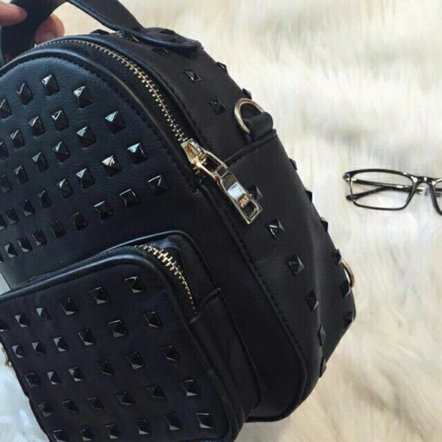 Ba lô đinh tán đen thời trang hot