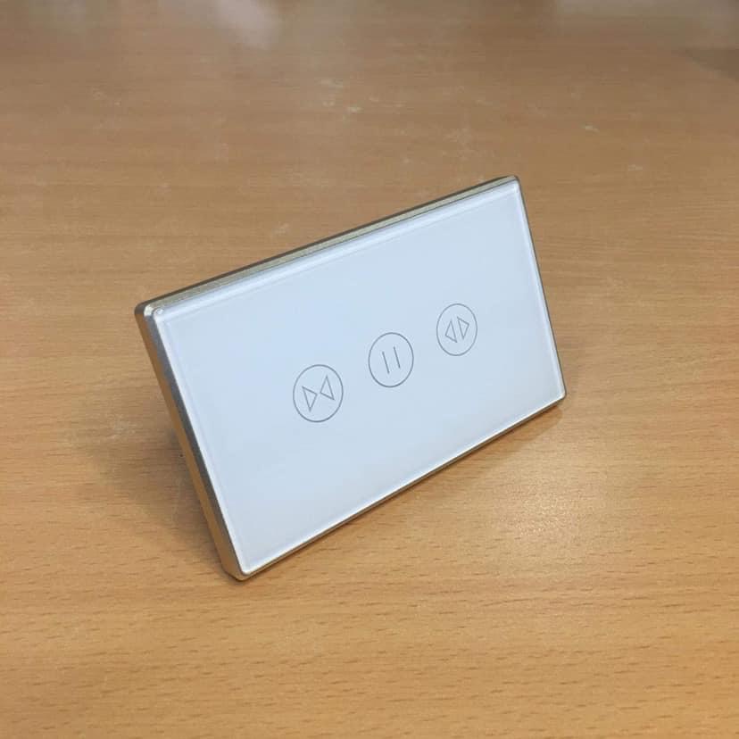Điều khiển cửa cuốn mặt kính viền nhôm  Tuya Zigbee