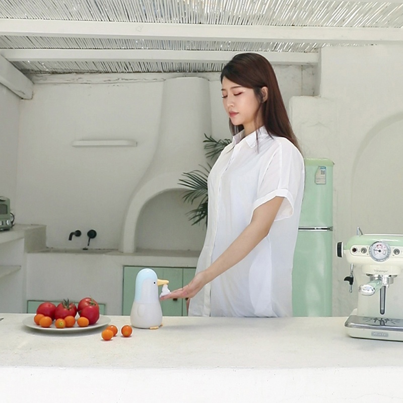 Bình Đựng Xà Phòng Tạo Bọt Tự Động Hình Chim Cánh Cụt Dễ Thương