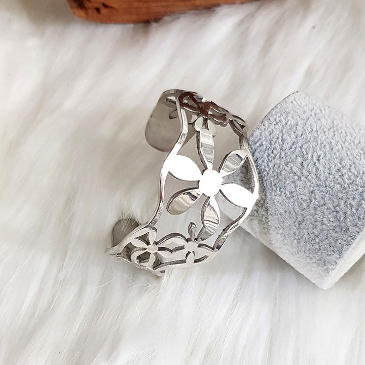 Vòng tay nữ bảng rộng cá tính.