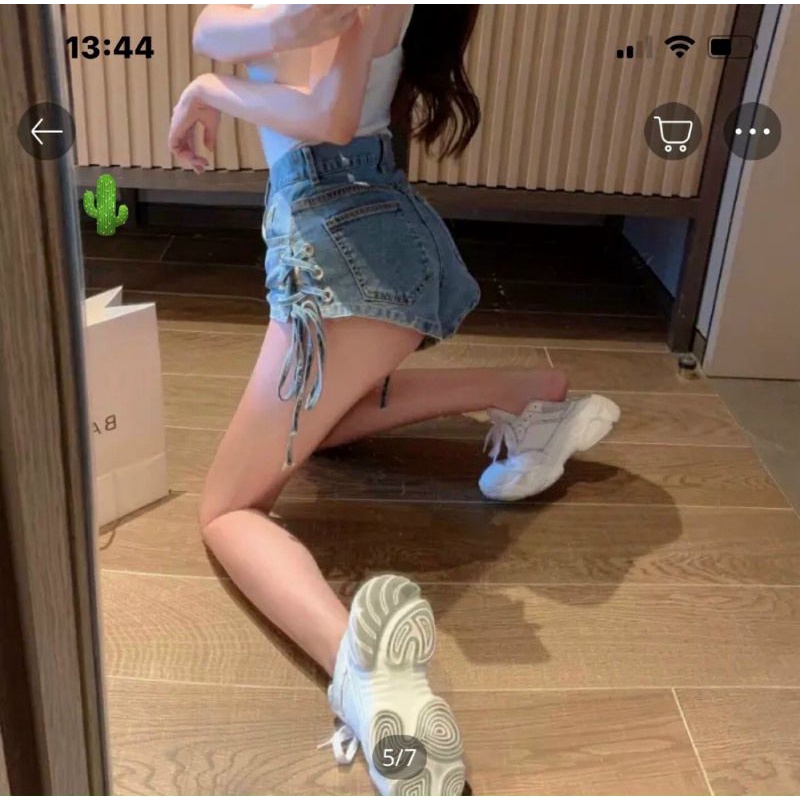 Quần short jean nữ kiểu đan dây chéo, rút dây màu xanh