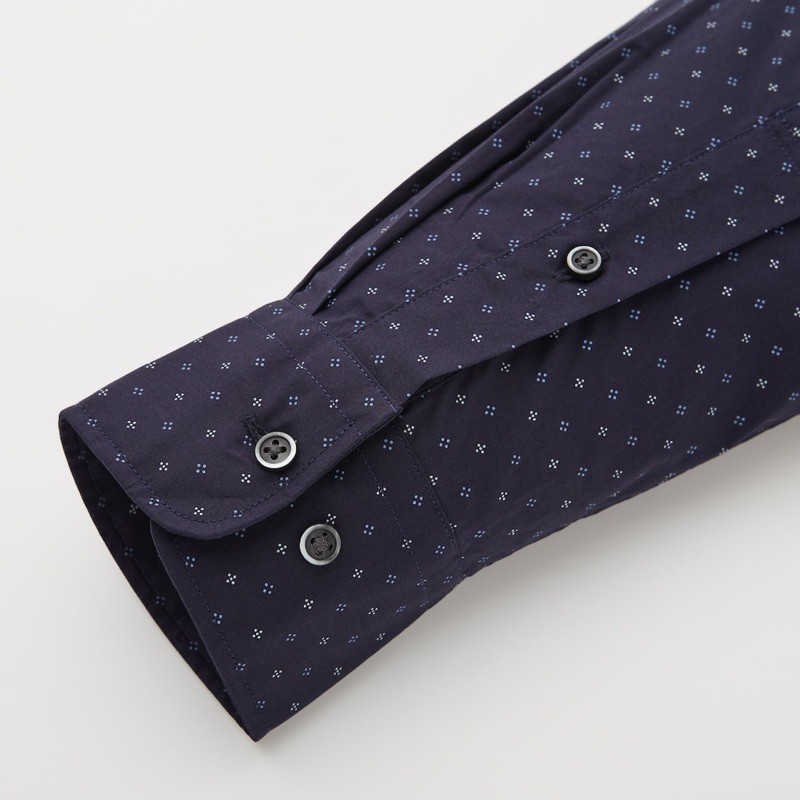 Áo sơ mi dài tay chấm sao thời trang, thanh lịch của UNIQLO