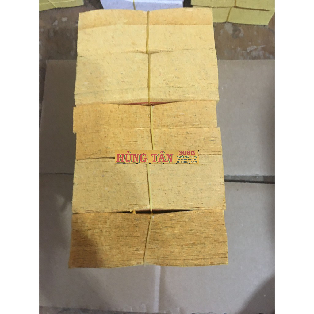 Một xấp giấy giảng sanh  trong thờ cúng