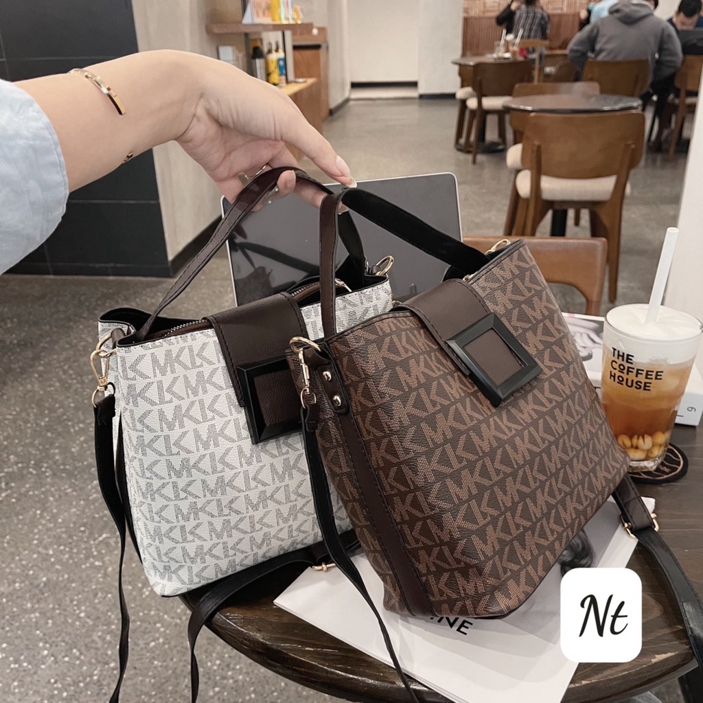 TÚI CÔNG SỞ HOẠ TIẾT MK NẮP VUÔNG, Túi Đeo Chéo,Đeo Vai Thời Trang Hàn Quốc Điệu Đà Sang Chảnh TM 10