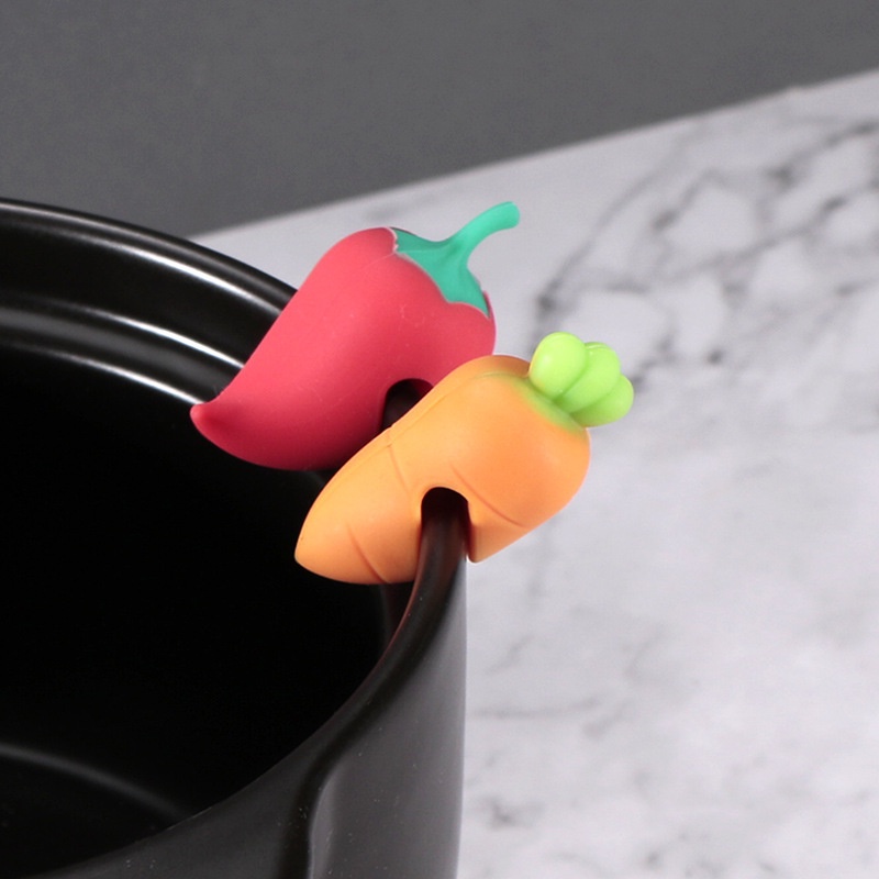 1 Kẹp Nhấc Nồi Chống Tràn Chịu Nhiệt Hình Đùi Gà/Cà Rốt Dễ Thương