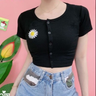 Áo croptop phối nút thêu hoa cúc