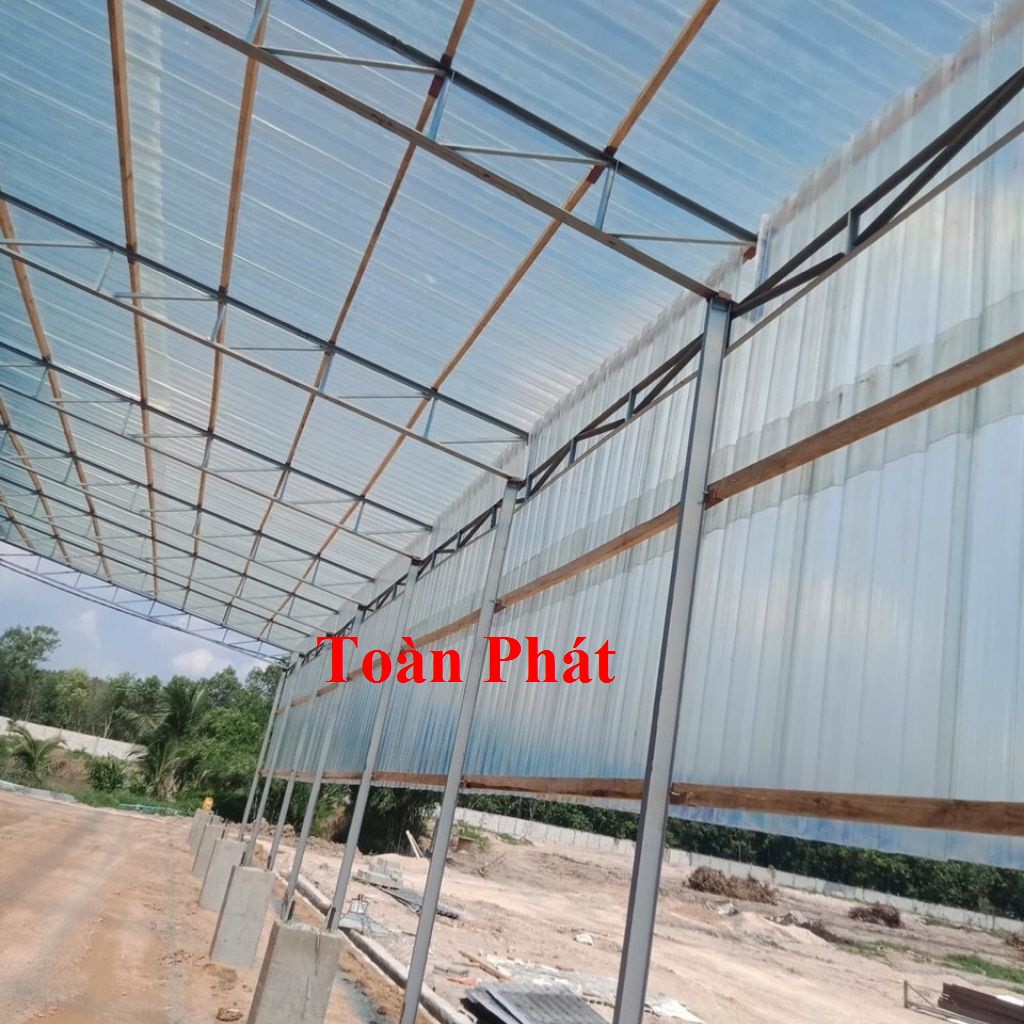 ( Khổ rộng 1.07m x dài 2.4m x dày 8dem) Tôn nhựa lợp mái nhà dạng sóng màu Xanh / màu trắng