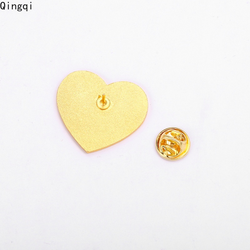 Ghim cài áo Miss Zoe hình trái tim họa tiết chữ he him she her they them