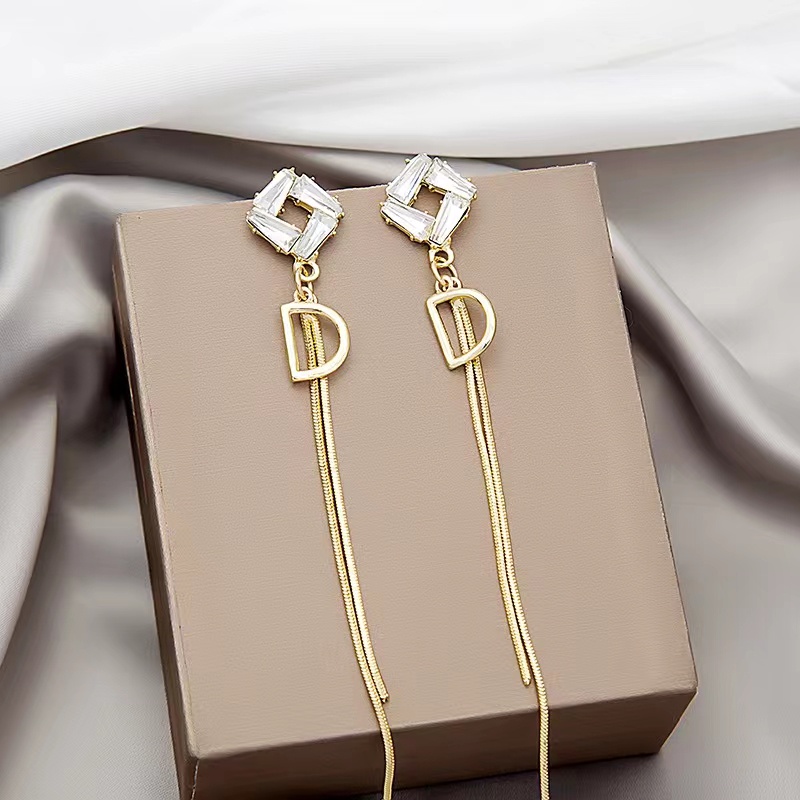 Khuyên Tai Dáng Dài Đính Đá Phối Tua Rua Thời Trang Hàn Quốc Mới Cho Nữ