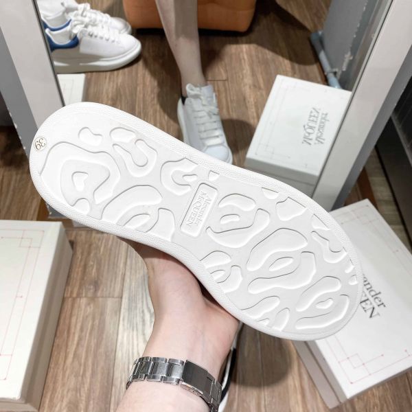 Giày MC Queen gót nhùng, đế cao 4cm,da trắng mịn, full phụ kiện