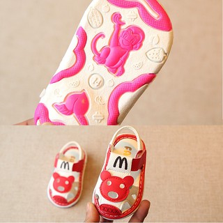 sandal tập đi gắn còi chit chít cho bé