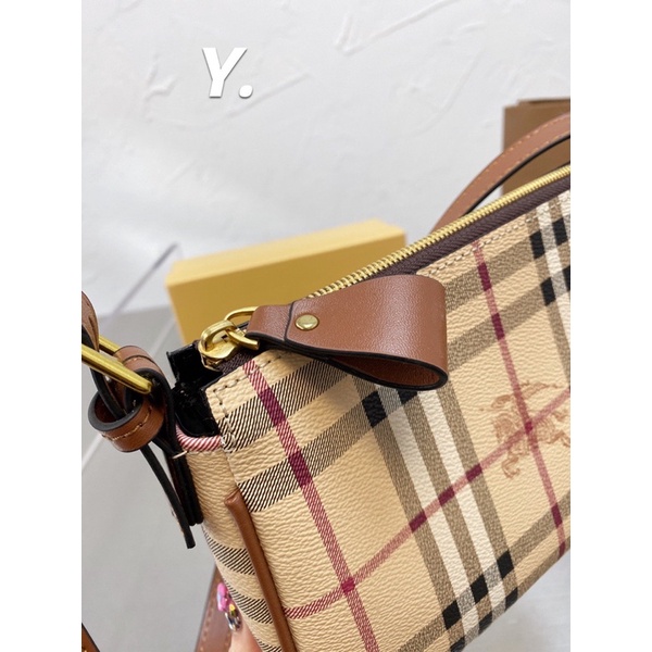 Túi Burberry hoạ tiết