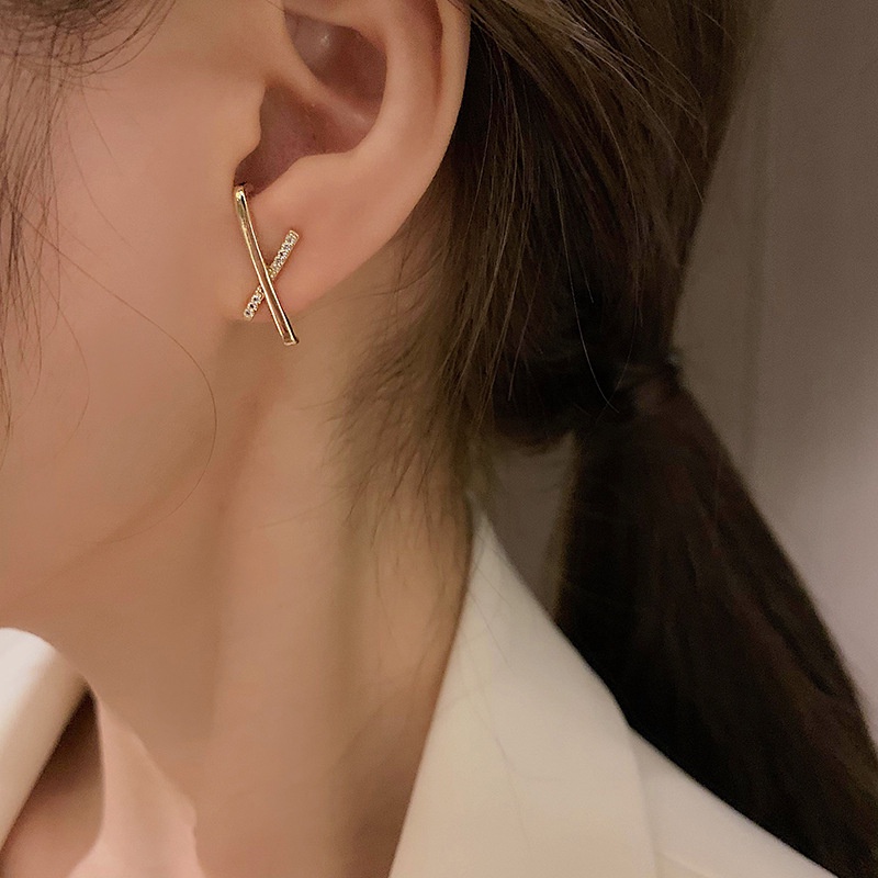 Khuyên Tai Kim Loại Dáng Dài Phối Tua Rua Phong Cách Hàn Quốc