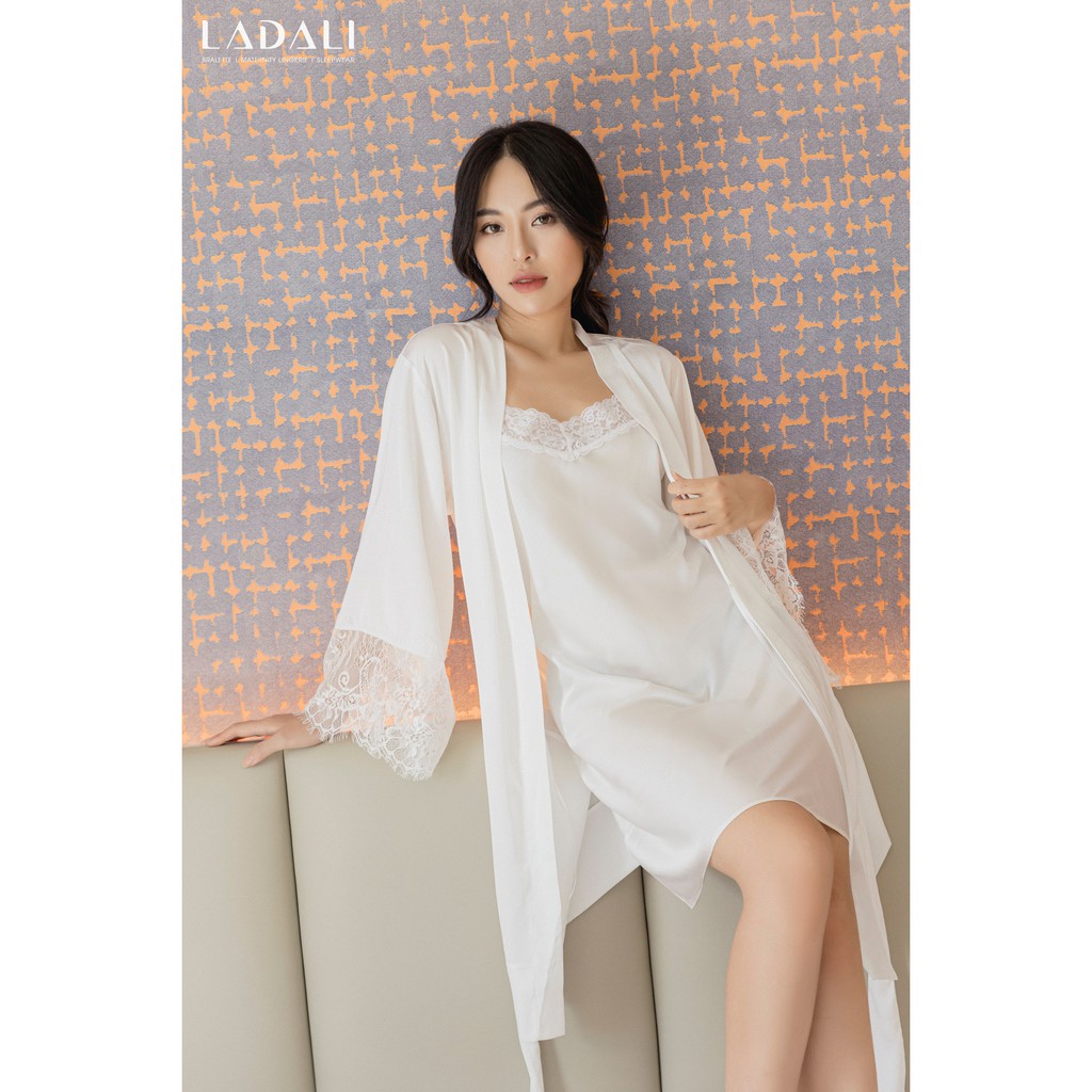 Áo Choàng Ngủ Lụa Cao Cấp Phối Tay Áo Ren Quyến Rũ Màu Trắng Kèm Dây Cột Eo Sang Trọng Hàng Thiết Kế Ladali | BigBuy360 - bigbuy360.vn