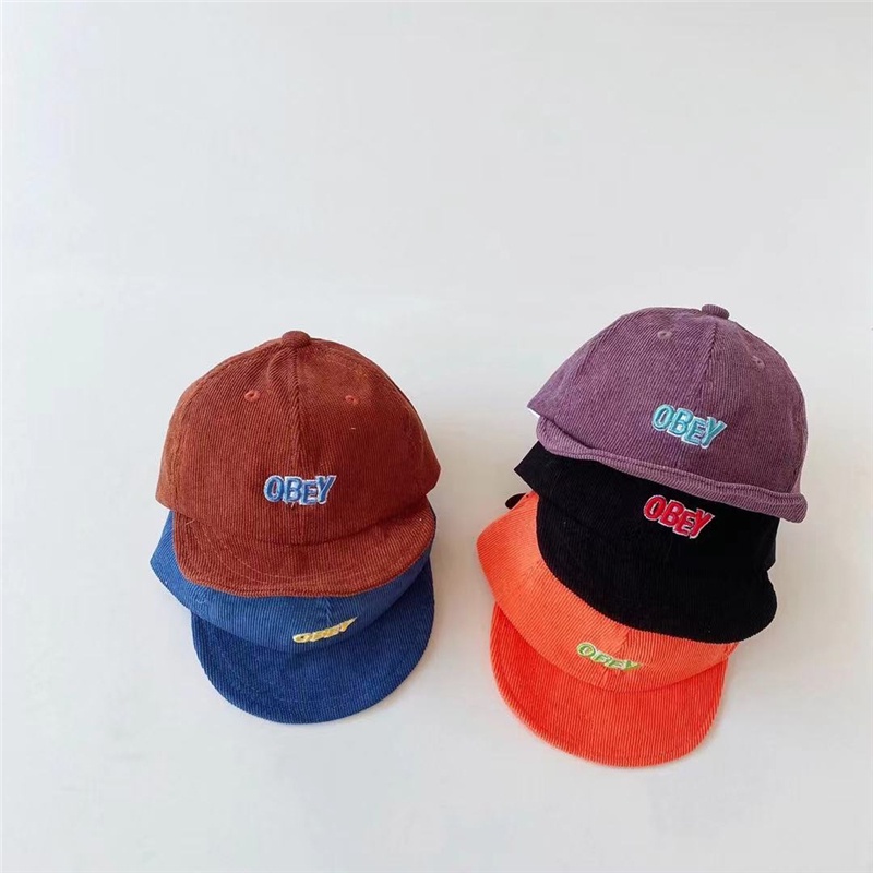 Mũ lưỡi trai nhung mềm mại thêu chữ cho bé