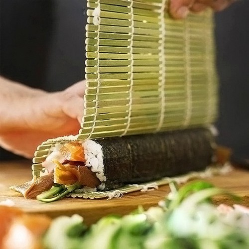Mành cuộn Sushi bằng nhựa, tre kèm muôi xới Hàng Nhật