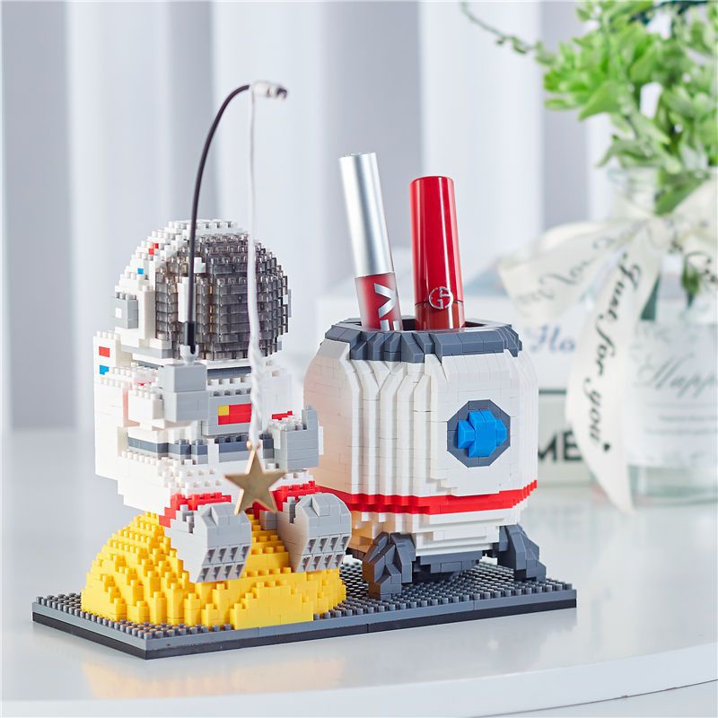 Đồ Chơi Lắp Ráp Kiểu Lego Hộp Đựng Bút Phi Hành Gia Với 1588 Mảnh Ghép,Có Đèn Led Trang Trí Bàn Học