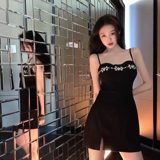 Đầm đen cúp ngực dáng ngắn xẻ đùi phối đá