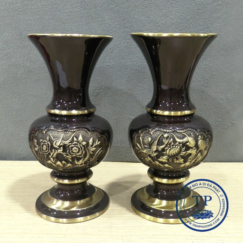 ĐÔI LỌ HOA CÚC ĐỒNG CHẠM KHẮC HOA VĂN VIỀN VÀNG NỔI, CAO 25CM TM121445
