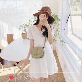 Đầm babydoll ren thêu cổ tim đắp chéo