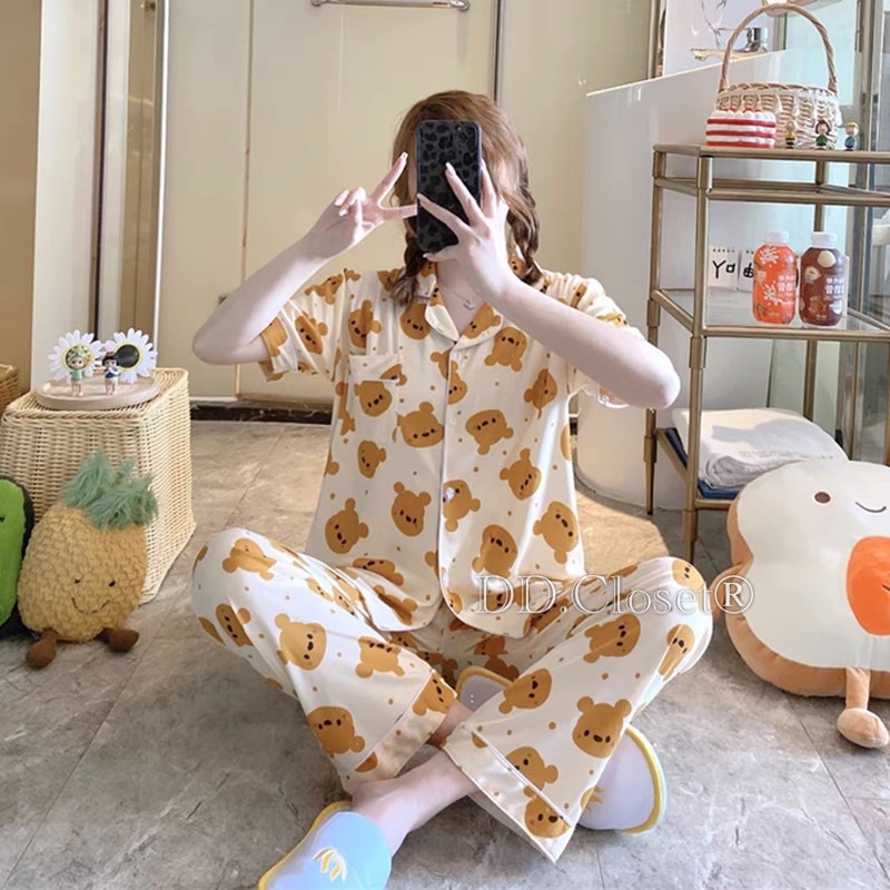 Bộ đồ ngủ pijama nữ cộc tay quần dài chất lụa Kate Thái mềm mịn màu trắng viền hình đầu gấu nâu siêu đáng yêu - CD0075