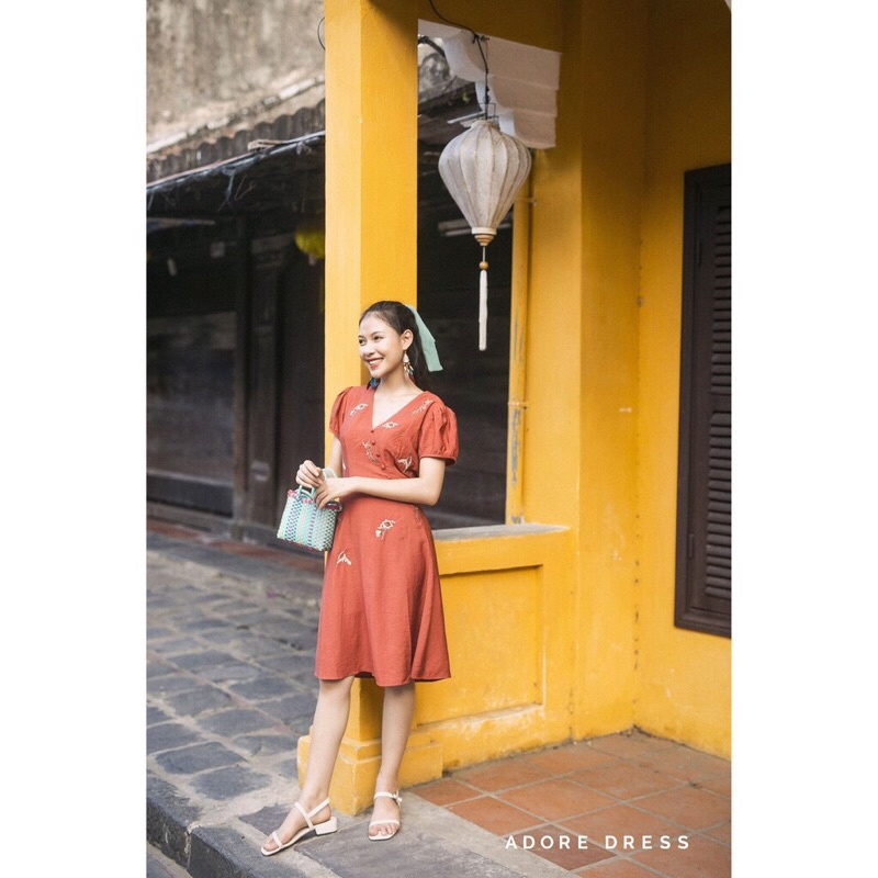 Váy cam đất  size S vạt chồng thêu hoa nguyên giá 680.000d