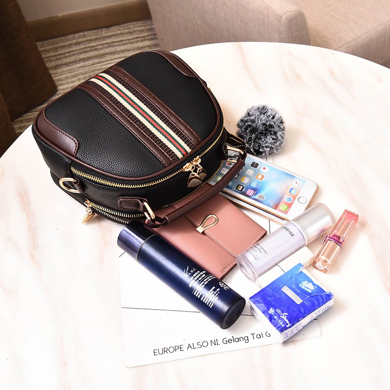 Túi đeo chéo nữ kèm quả bông HOTTREND  Túi đeo chéo nữ Hàn Quốc cao cấp Deli_store