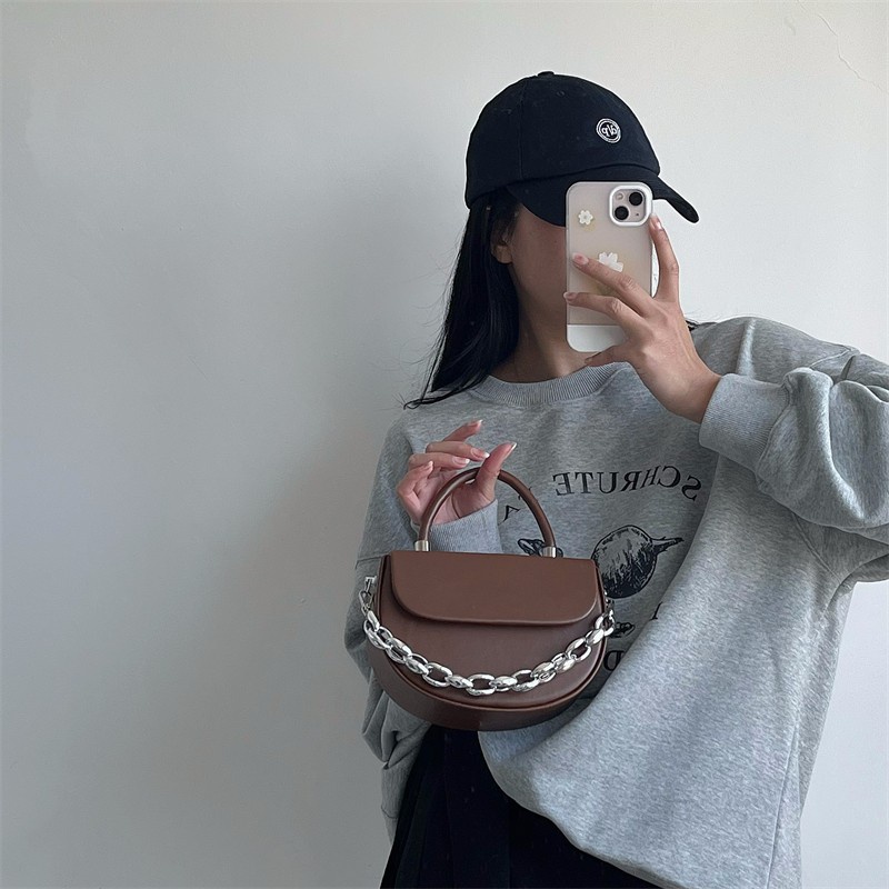 Túi Đeo Chéo Hình Bán Nguyệt Phối Dây Xích 2022 Thời Trang Cho Nữ