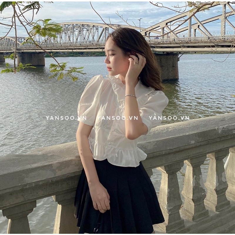 Sét áo somi cổ sen cúc ngọc dáng croptop mic chân váy xếp ly cạp cao có quần trong hàng cao câp by YANSOO