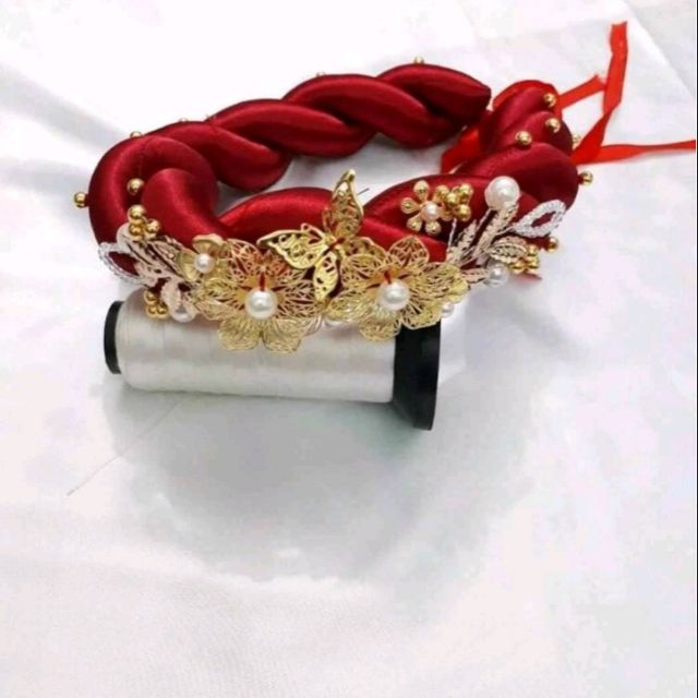 Mấn xoắn đính hoa vàng .