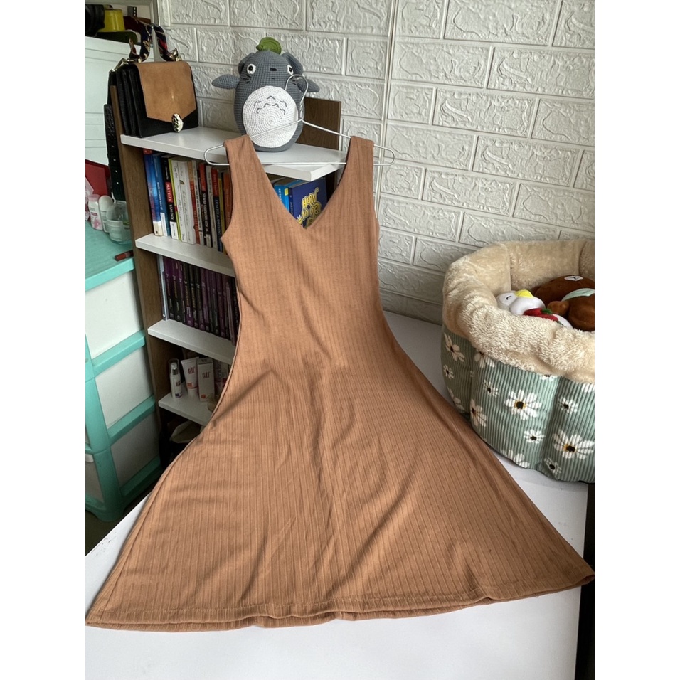 Đầm cổ xẻ V trước sau form chữ A xòe màu Nâu